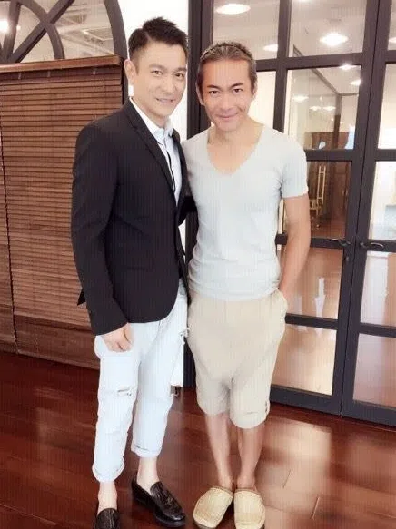 江华（右）曾有“翻版刘德华”之称。（互联网）