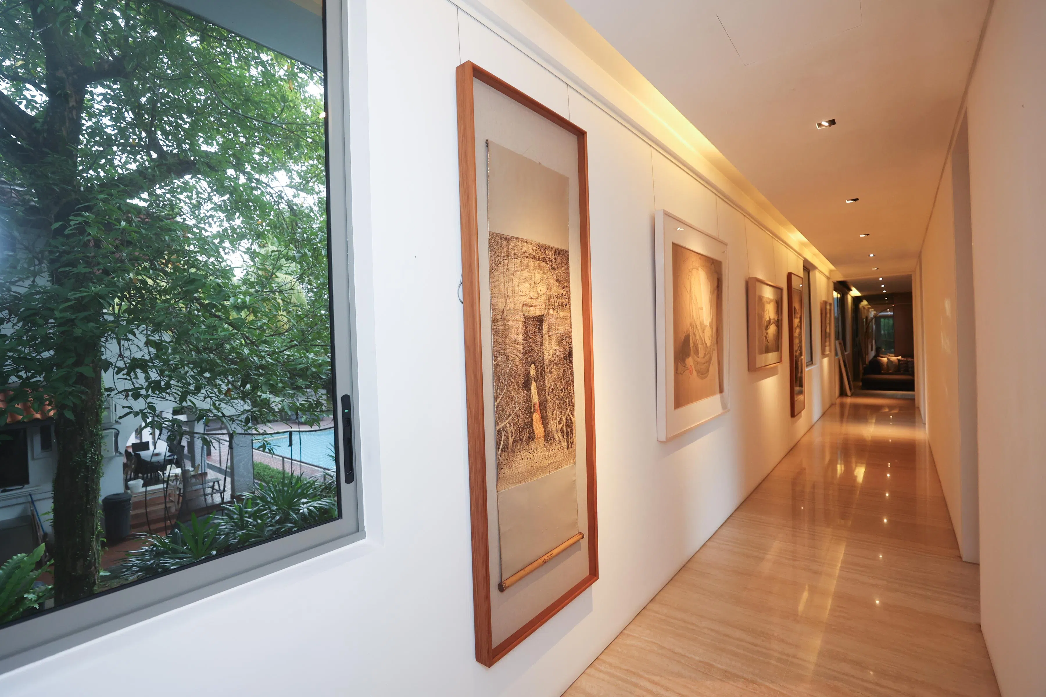 李汉民医生二楼长廊张挂不下10幅锺四宾的水墨画。（蔡家增摄）