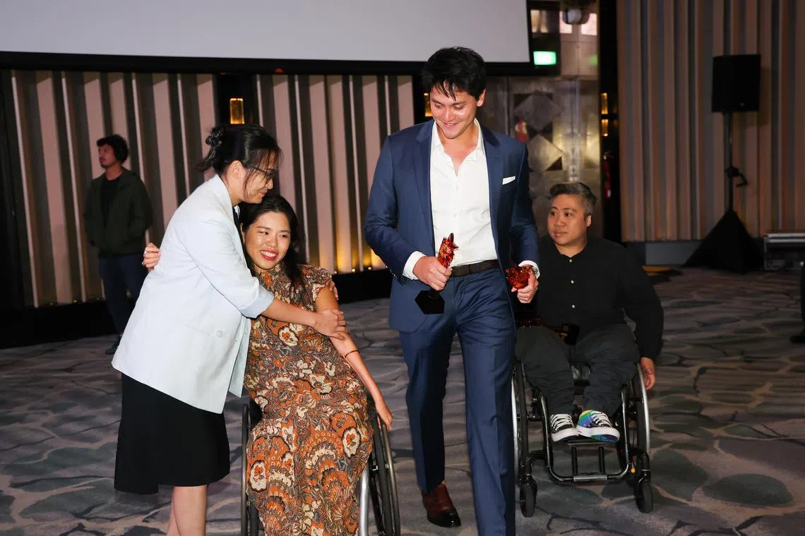 叶品秀（左二）、约瑟林（右二）和吴蕊思（右一）是首批入选新加坡泳联名人堂的泳手。（关俊威摄）