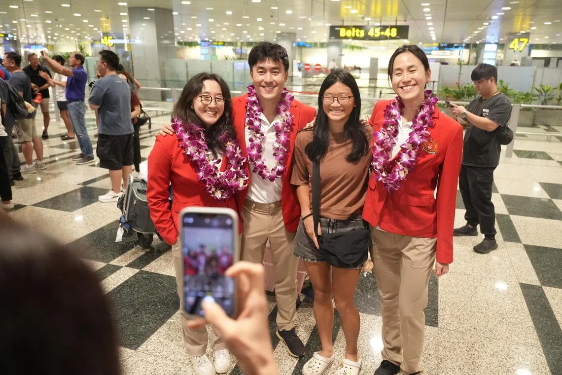 柯家三杰柯敬文（左一）、柯正文（左二）和柯婷文（右一）本届赛事都有金牌入账，载誉而归。（谢智扬摄）