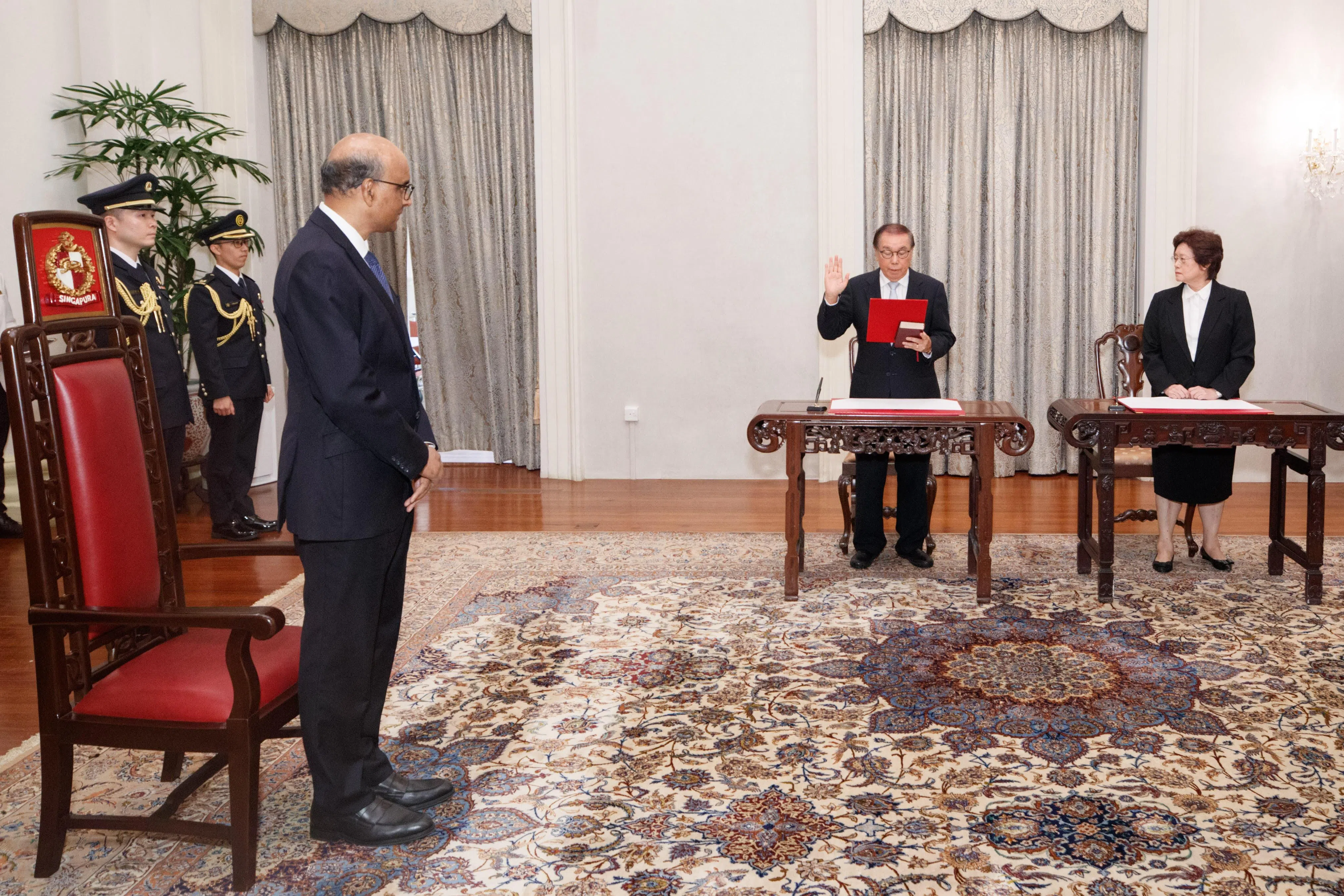 总统府举行宣誓仪式，受委三人在法官的见证下，向总统尚达曼（前排）宣誓就任。右二为星展集团主席、新加坡航空公司主席佘林发。（通讯及新闻部提供）