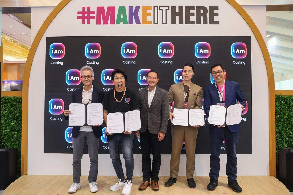 洪爱玲（左二）在通讯及新闻部兼国家发展部高级政务部长陈杰豪（左三）的见证下，与新加坡制作公司签署合作谅解备忘录。（白艳琳摄）