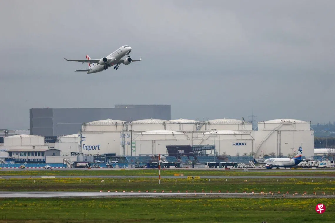 经济师警告,欧洲5月初恐面临航空燃油短缺,届时欧洲的航班可能会大幅减少。图为德国法兰克福机场。 (彭博社档案照片) 经济师警告,欧洲5月初恐面临航空燃油短缺,届时欧洲的航班可能会大幅减少。图为德国法兰克福机场。 (彭博社档案照片)