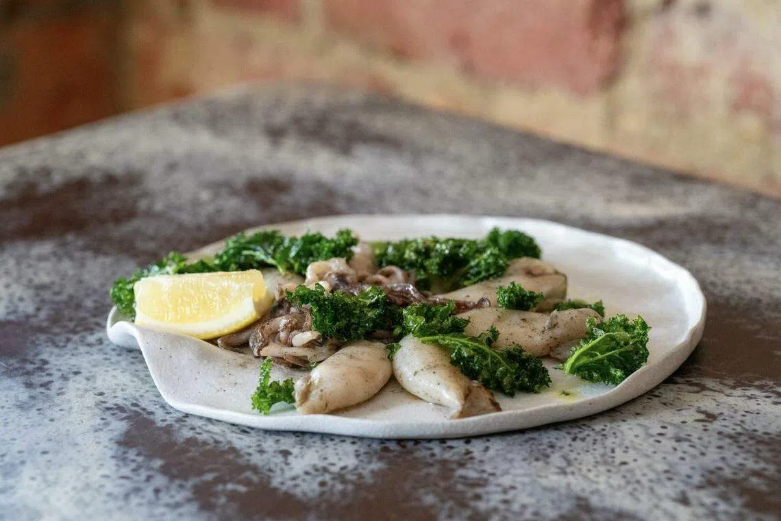 La Bottega Enoteca的烤墨鱼“Calamaretti Alla Griglia”，鲜甜爽口。（餐馆提供）