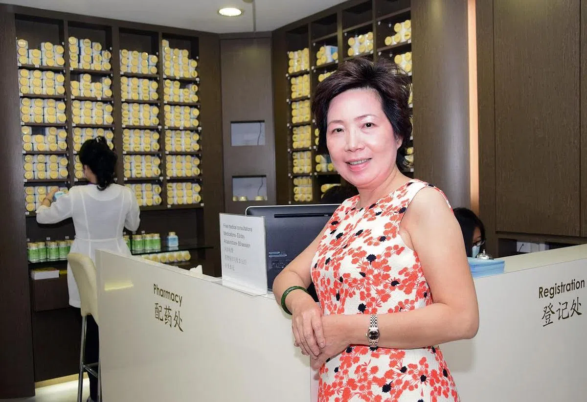 郑耀楗的大姐郑宝珠创办恒顺慈善医疗中心，为有经济困难的病人提供免费辅助治疗。（图/受访者提供）