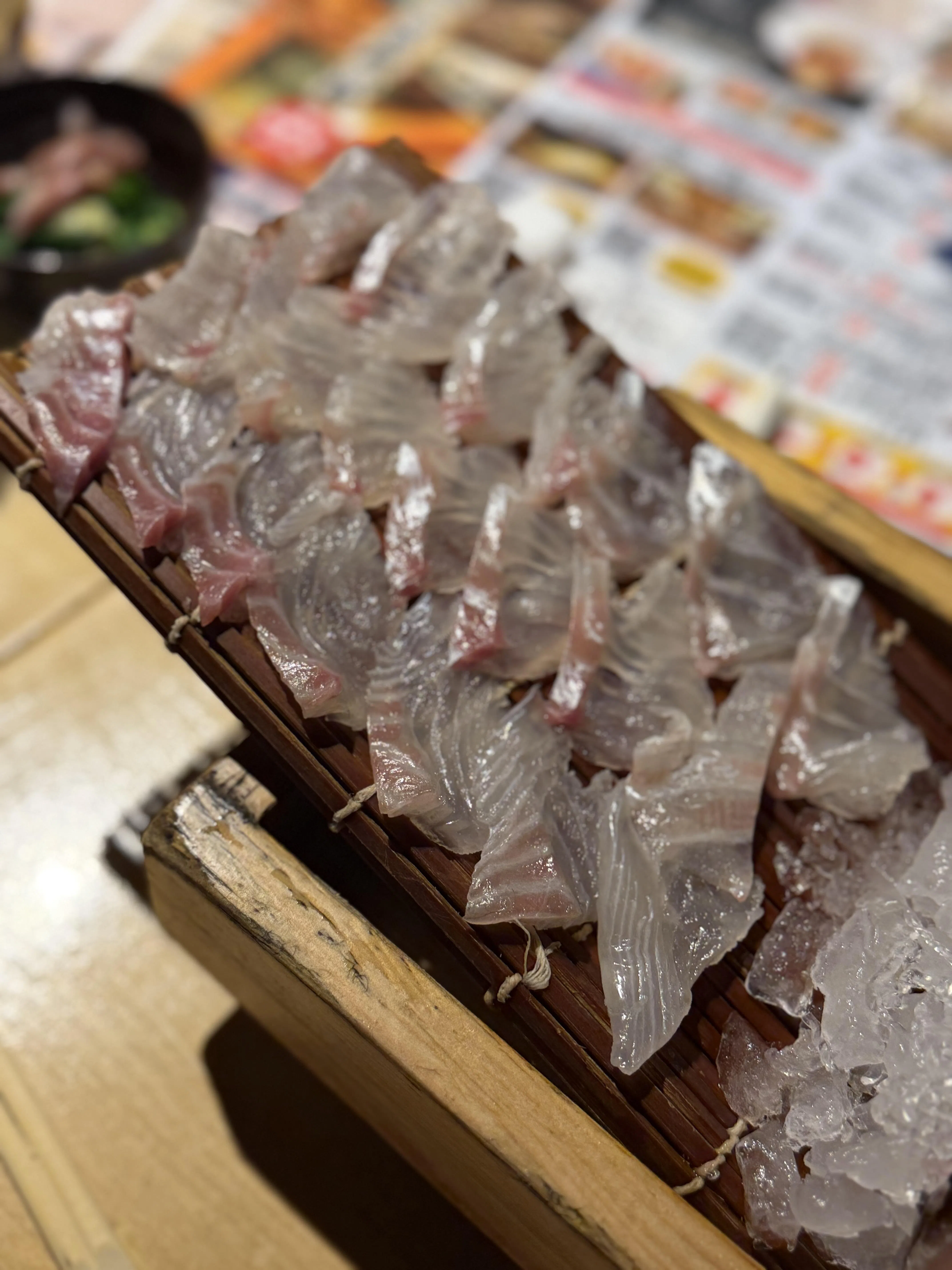 现钓的生鱼片绝对新鲜，吃起來口感Q弹有嚼劲。（叶晓虹摄）