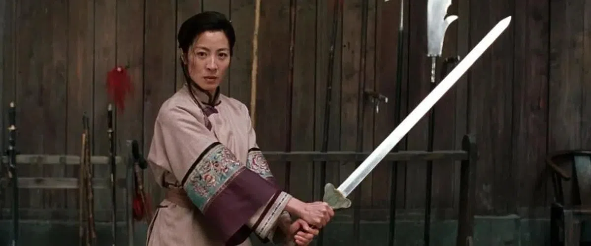 杨紫琼在经典武侠片《卧虎藏龙》出演一名武功高超的镖师“俞秀莲”。（互联网）