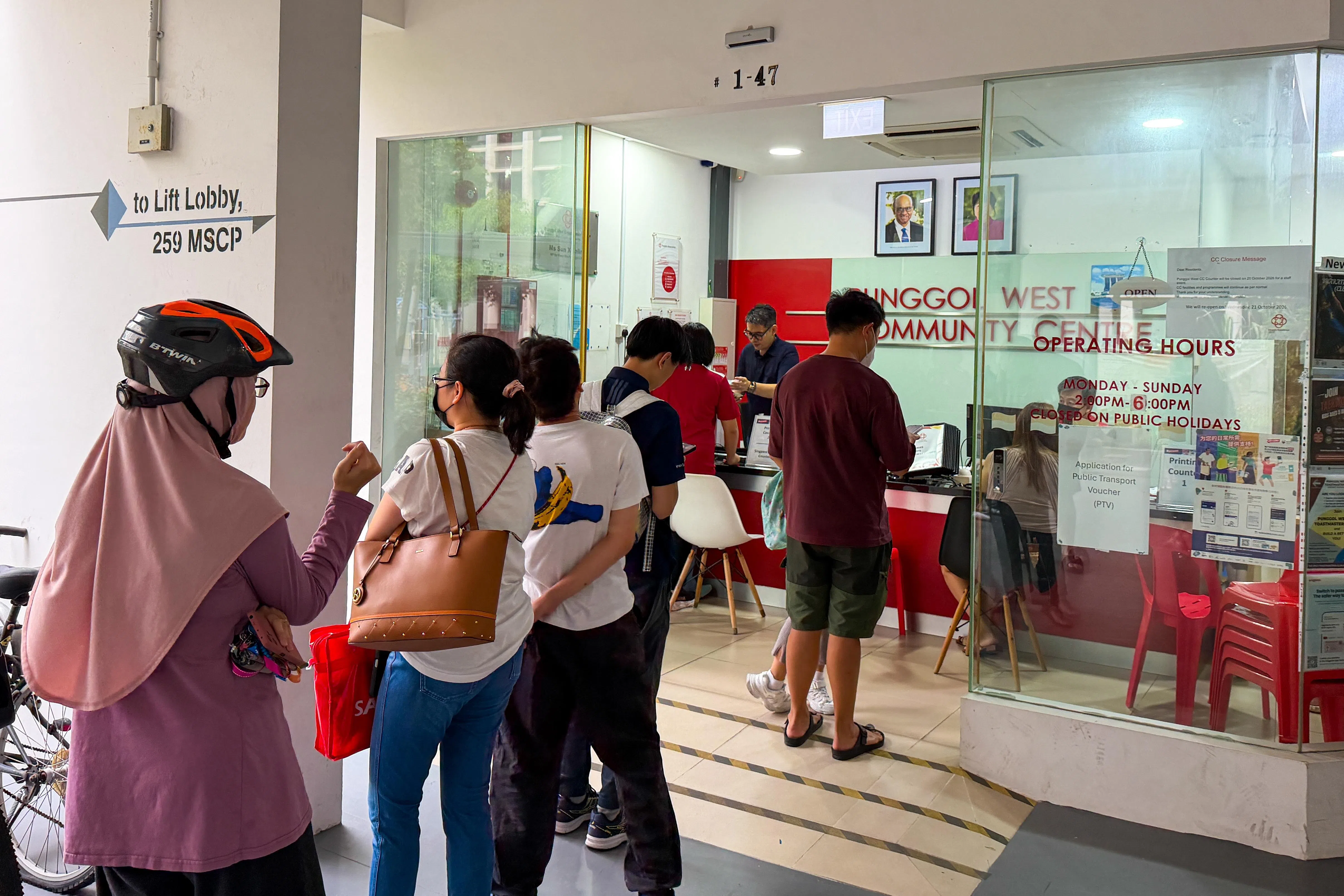 由于烟霾情况加剧，政府已开始向符合条件的国人分发N95口罩，并在民众俱乐部等社区场所开放冷气房，让居民避霾。（林明顺摄）