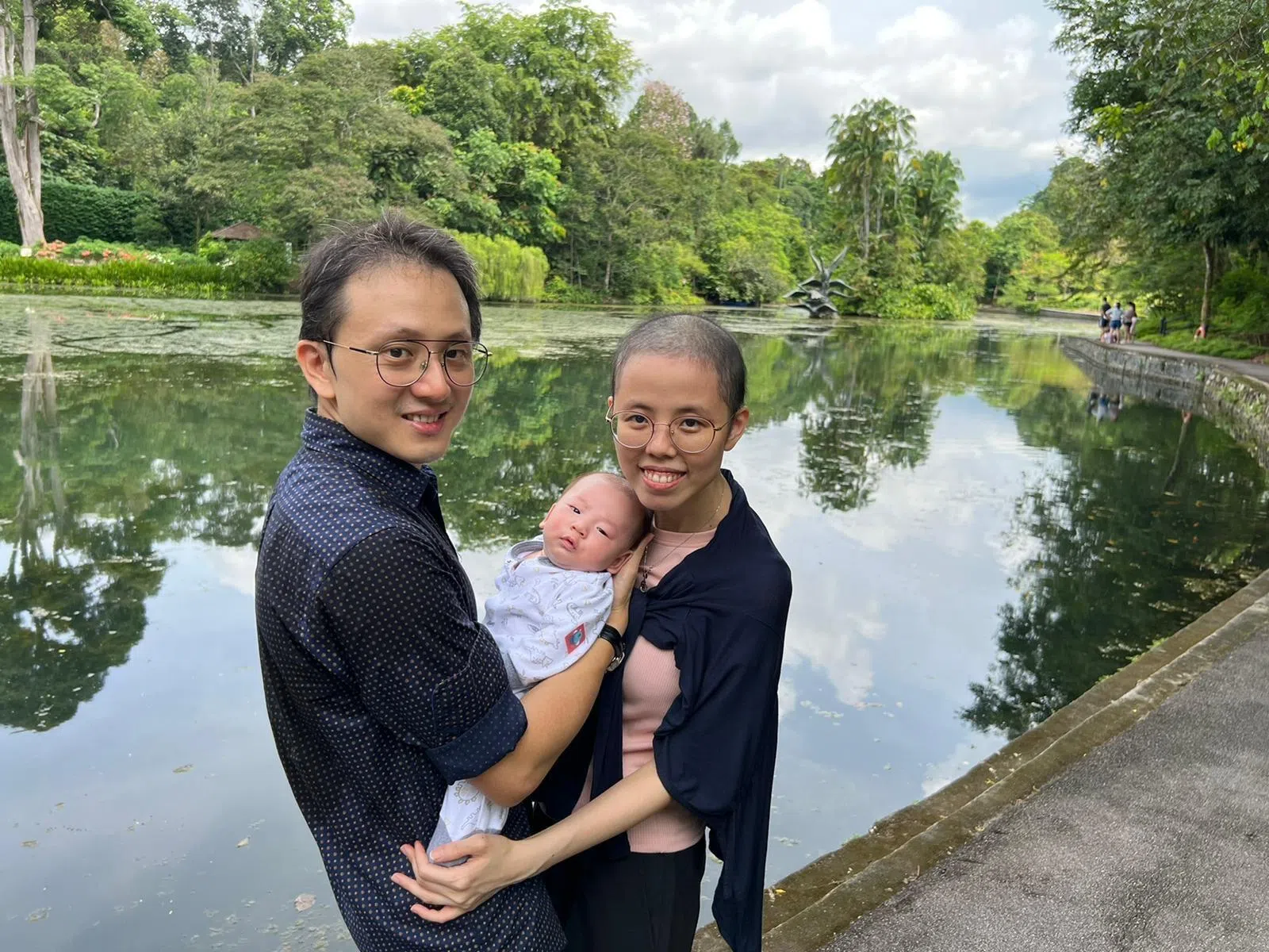 怀孕与抗癌期间，丈夫的陪伴与理解成为了范晓楣最坚实的支柱。“他观察到我掉头发不敢照镜子，就把头发也剃了，来鼓励我。”（受访者提供）