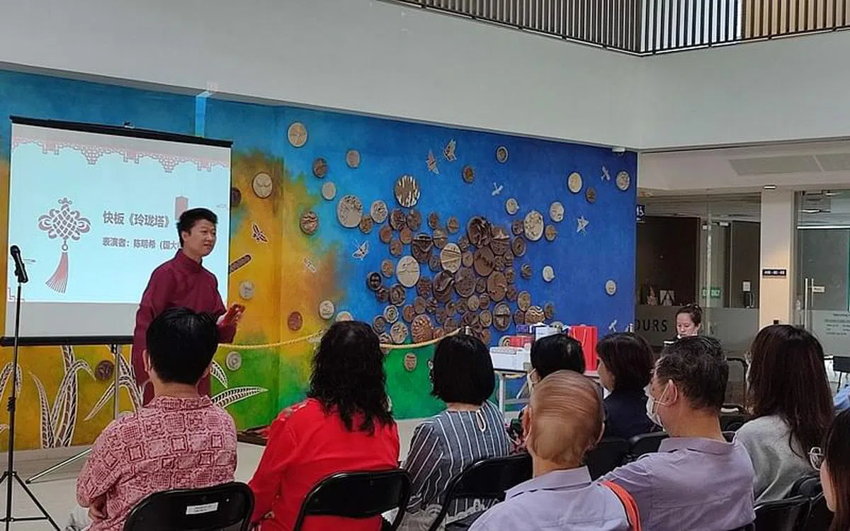 国大相声社的陈明希老师，以三寸不烂之舌为大家带来了一首快板《玲珑塔》。（陈敏怡摄）