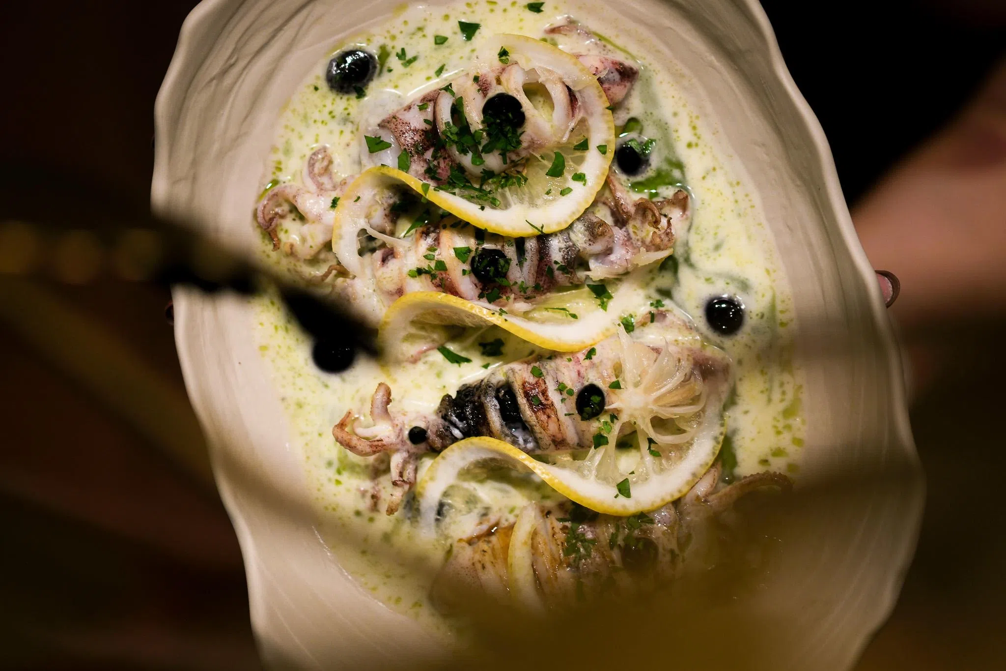 烤章鱼配炸斯佩耳特小麦与鲣鱼汁兼具烤章鱼的焦香、炸小麦的松脆及鲣鱼高汤的醇厚鲜美。（餐馆提供）