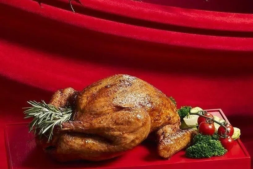 新加坡泛太平洋酒店的卡真红椒粉火鸡具经典香料的香味。（酒店提供）