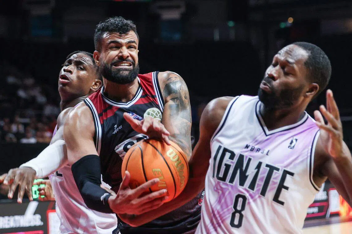 塞西弗兰卡前锋迪亚斯（中）与点燃控卫帕戈（右）在篮下争抢。（白艳琳摄）