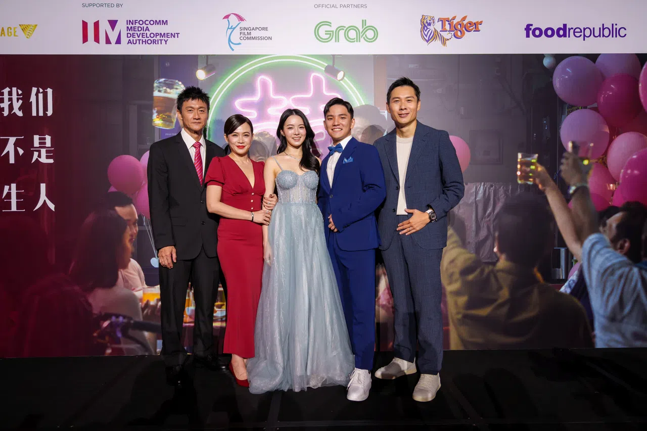 导演陈哲艺（右起）日前率领四位主演许家乐、林詠谊、杨雁雁和林伟文出席电影首映礼。（嘉华院线提供）
