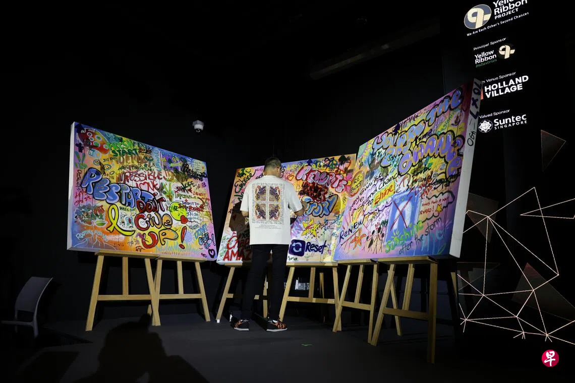 今年的黄丝带社区艺术节展出三幅特别作品，两幅是囚犯携手家人一同创作，另一幅则是由社区伙伴共同完成。 （每日新闻）