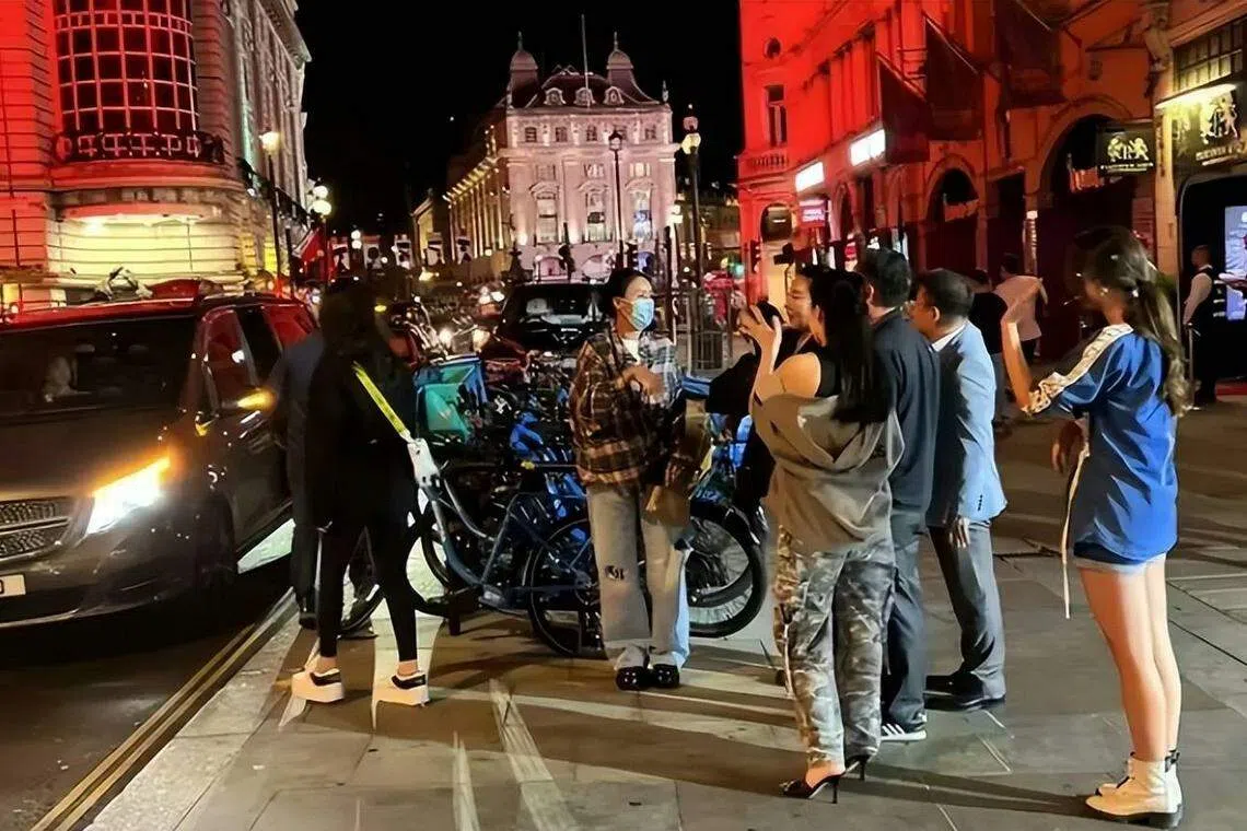 那英（戴口罩者）被指出现在英国伦敦。（互联网）