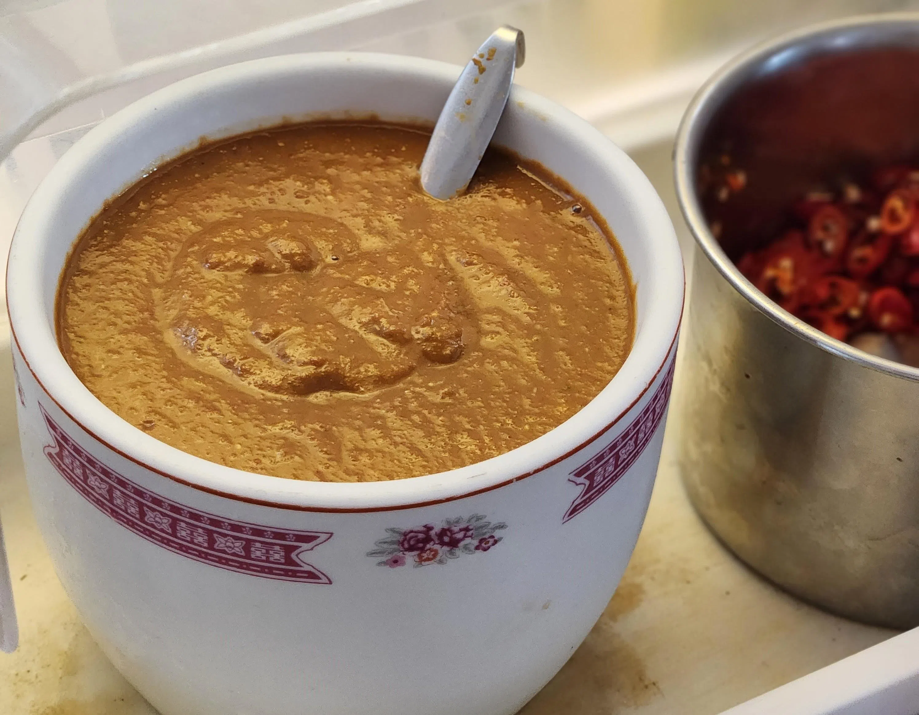 自制辣椒酱蘸点鱼丸和鱼饼特别对味。（陈爱薇摄）