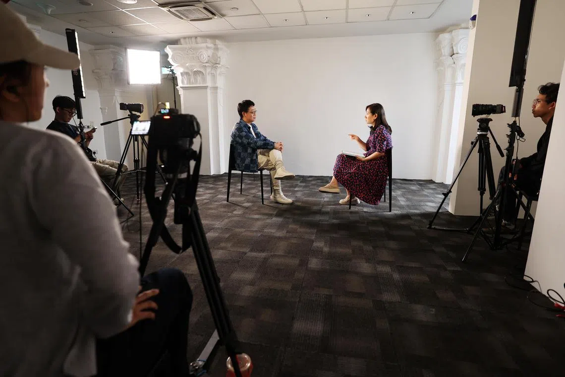 黄西在新加坡双语脱口秀专场演出前接受《有客到》专访（萧紫薇摄）