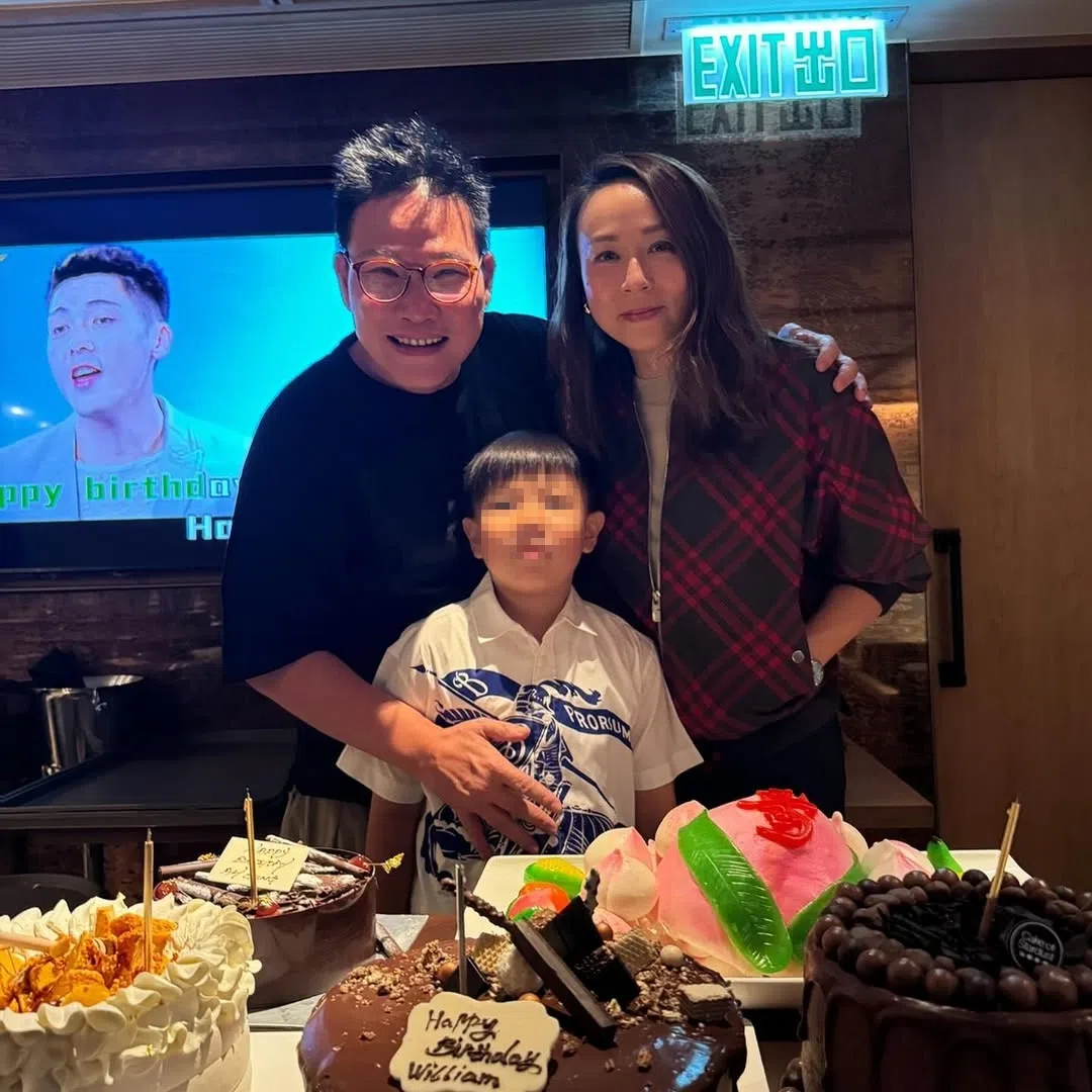 苏永康（左一）和太太及八岁儿子Jazz（中）一家三口其乐融融。（取自苏永康IG）