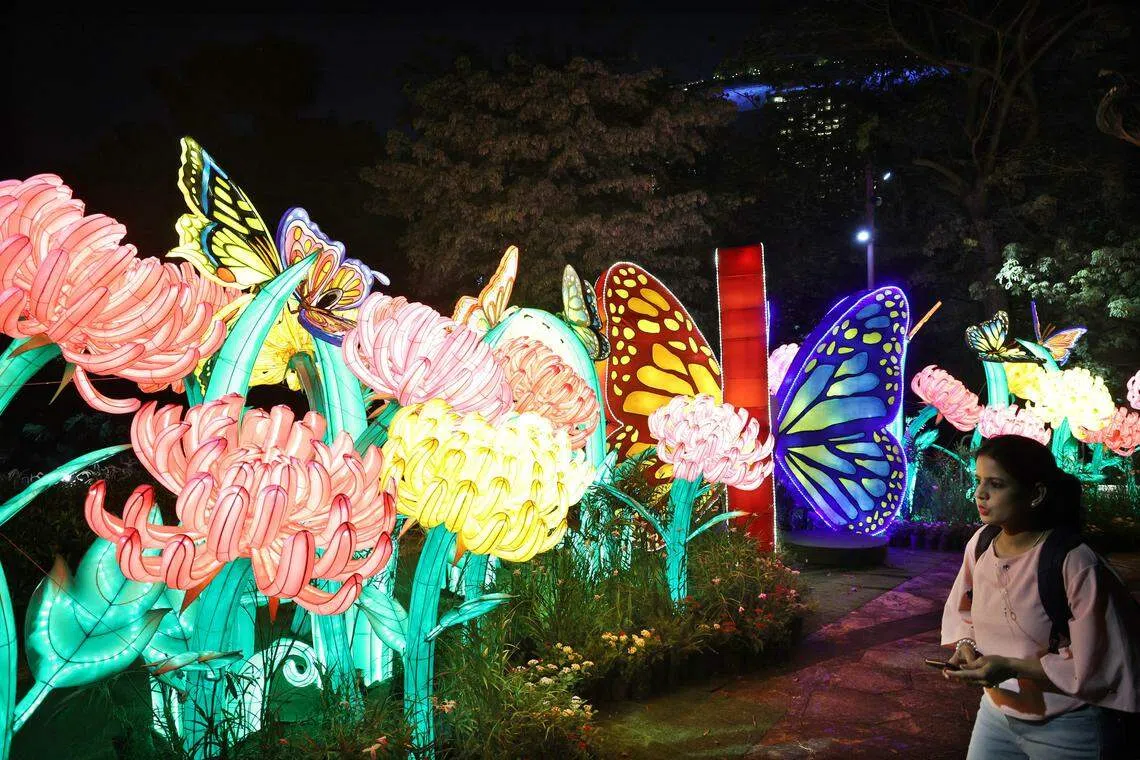 由缤纷花朵与彩蝶组成的“化蝶”灯饰，灵感源自梁山伯与祝英台的凄美爱情故事。（邝启聪摄）