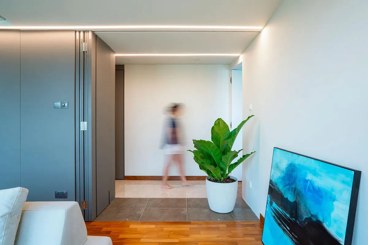 推开客厅后的活动墙，可通往主卧室走廊。