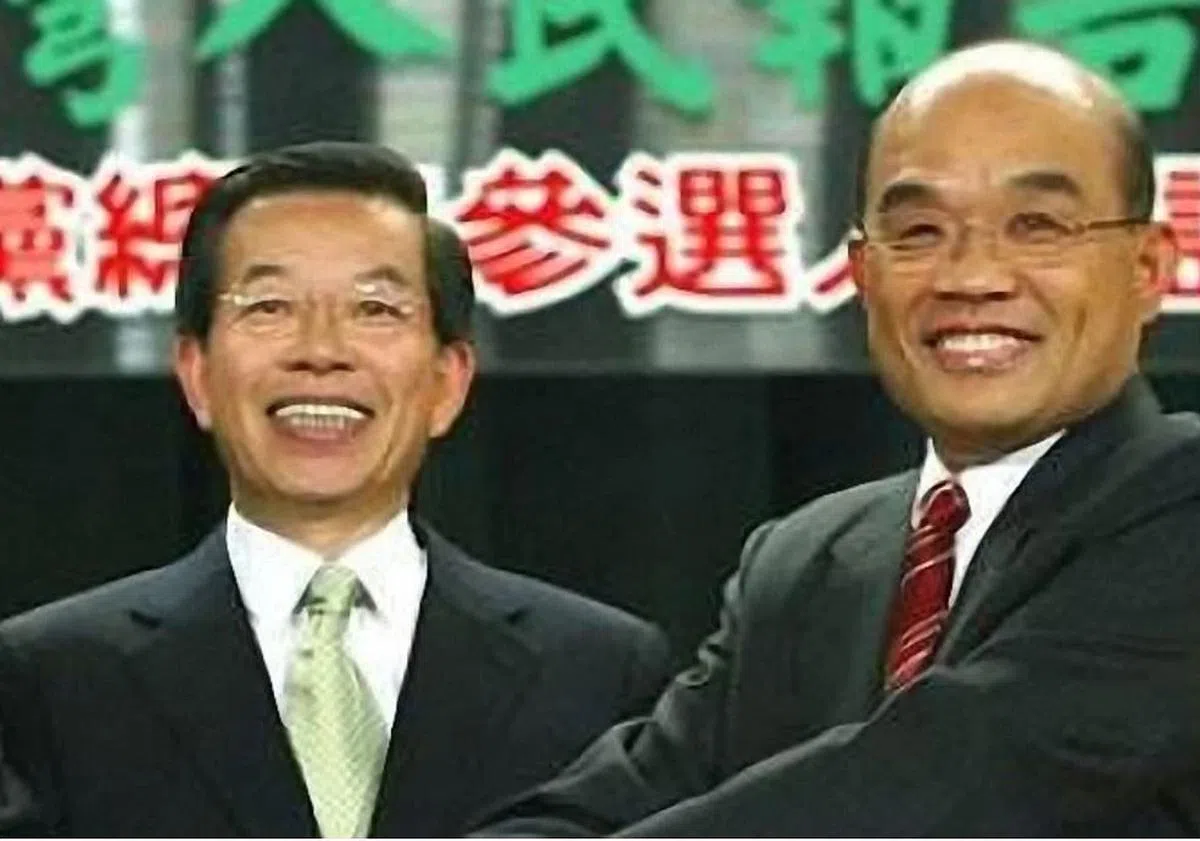 谢长廷（左）与苏贞昌。（互联网）