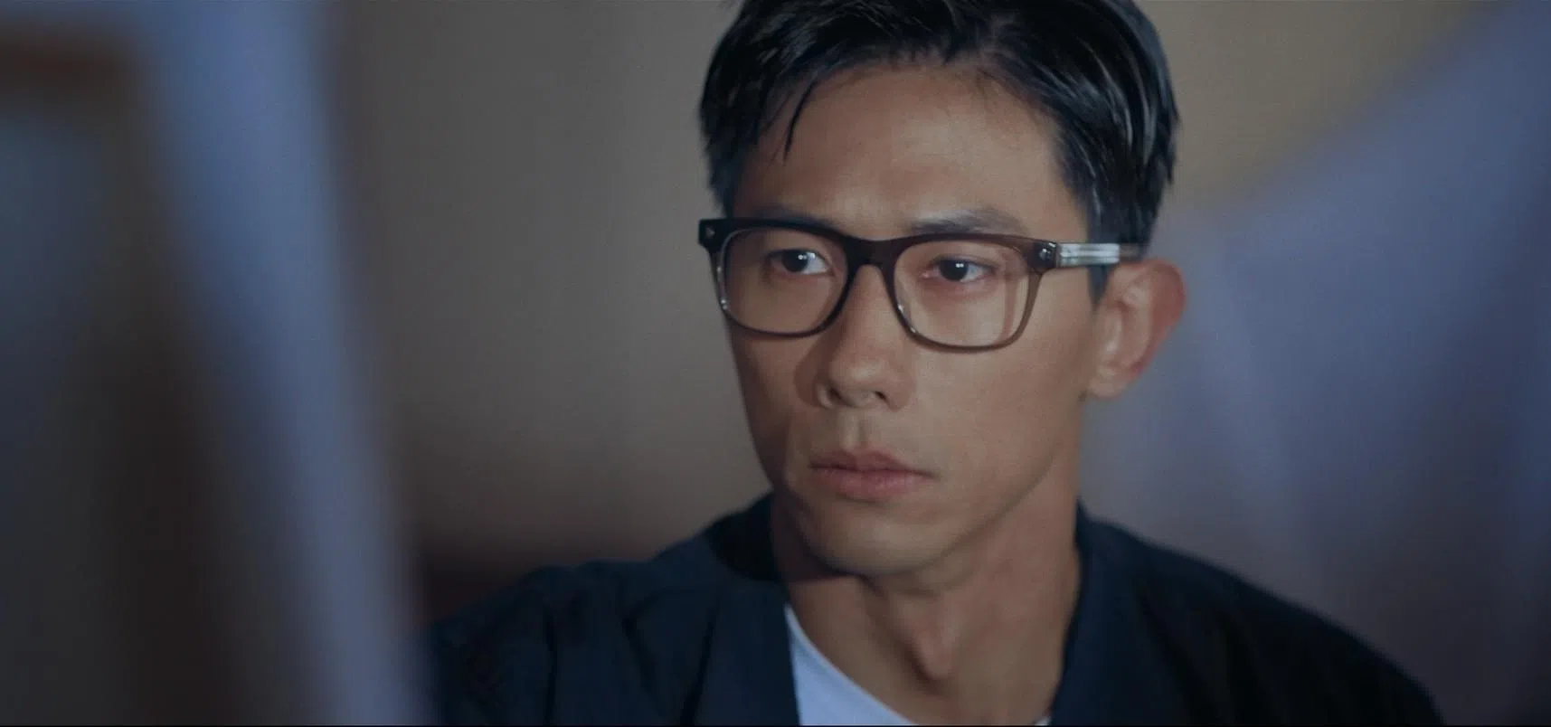 陈泂江在《庭外的一角》中挑战一人分饰二角的兄弟角色。（新传媒提供）