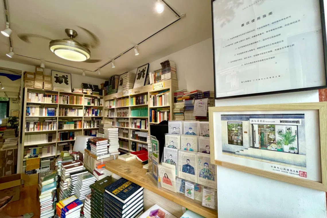 书店收银台旁挂着几幅手绘人物肖像画。（张志华摄）