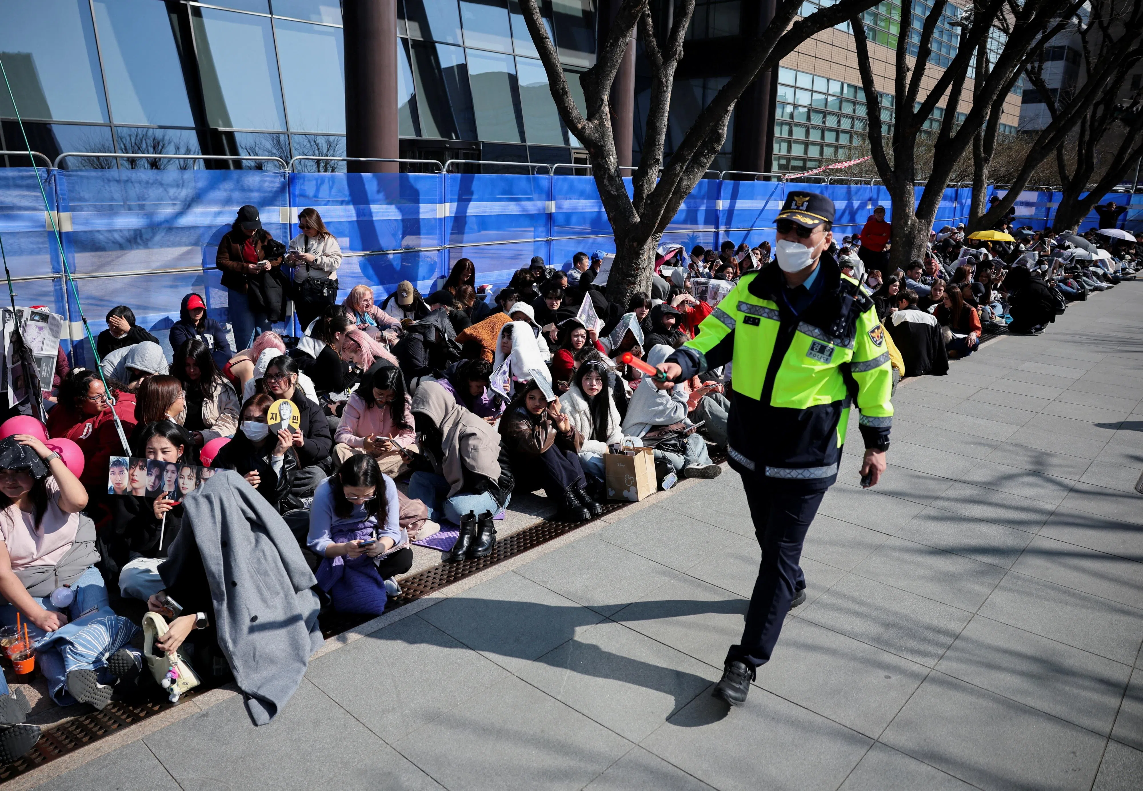 演唱会现场保安森严，安检人员来回巡逻。（路透社）