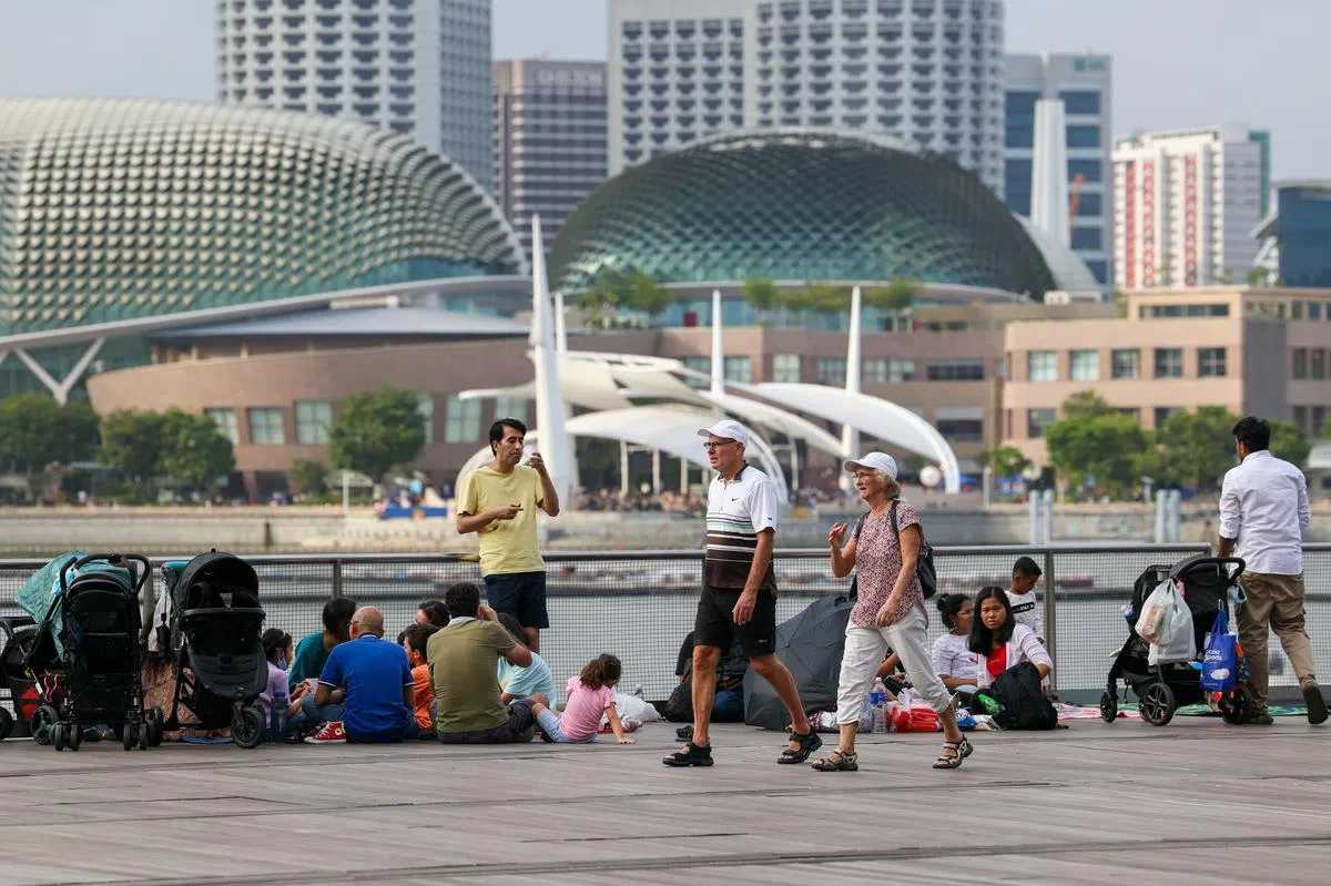 不少公众12月31日下午到滨海湾周围占好位置迎接烟花秀。（卓祾祎摄）