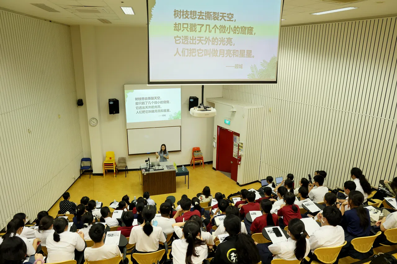 字食族团队来到德明政府中学，和学生面对面交流。（龙国雄摄）