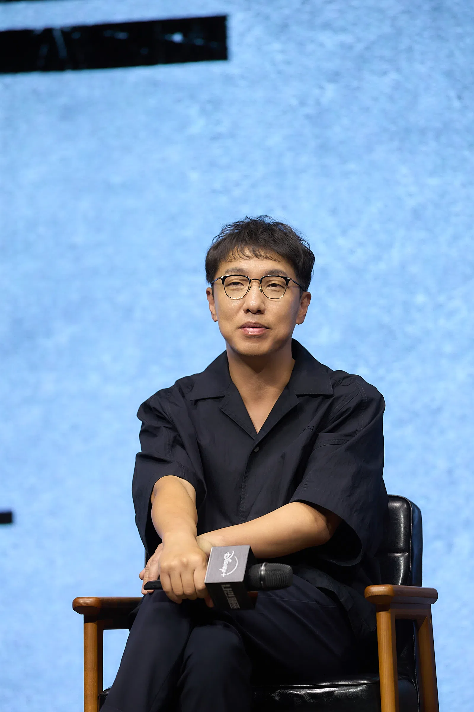 导演尹钟彬笑称因为《血谜拼图》，欠下很多人情债。（Disney+提供）