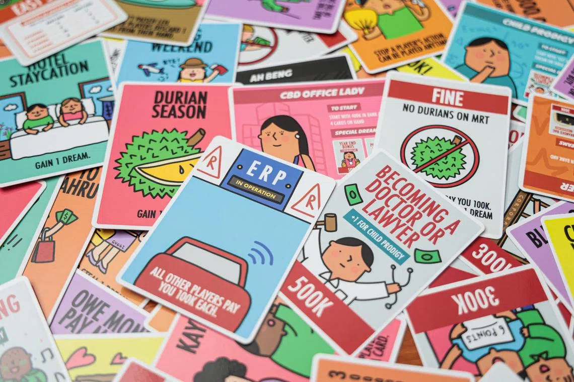 “ERP”、“Shiok”等卡牌上的俚语句句有梗，道尽新加坡人的真实生活场景。（李冠卫摄）