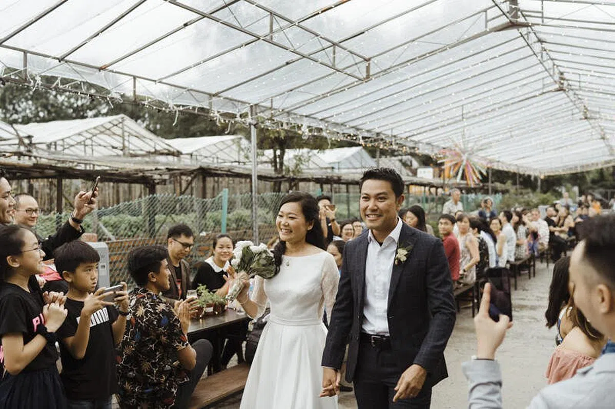 摄影师胡惠颖（左）在农场举办婚礼。（受访者提供）