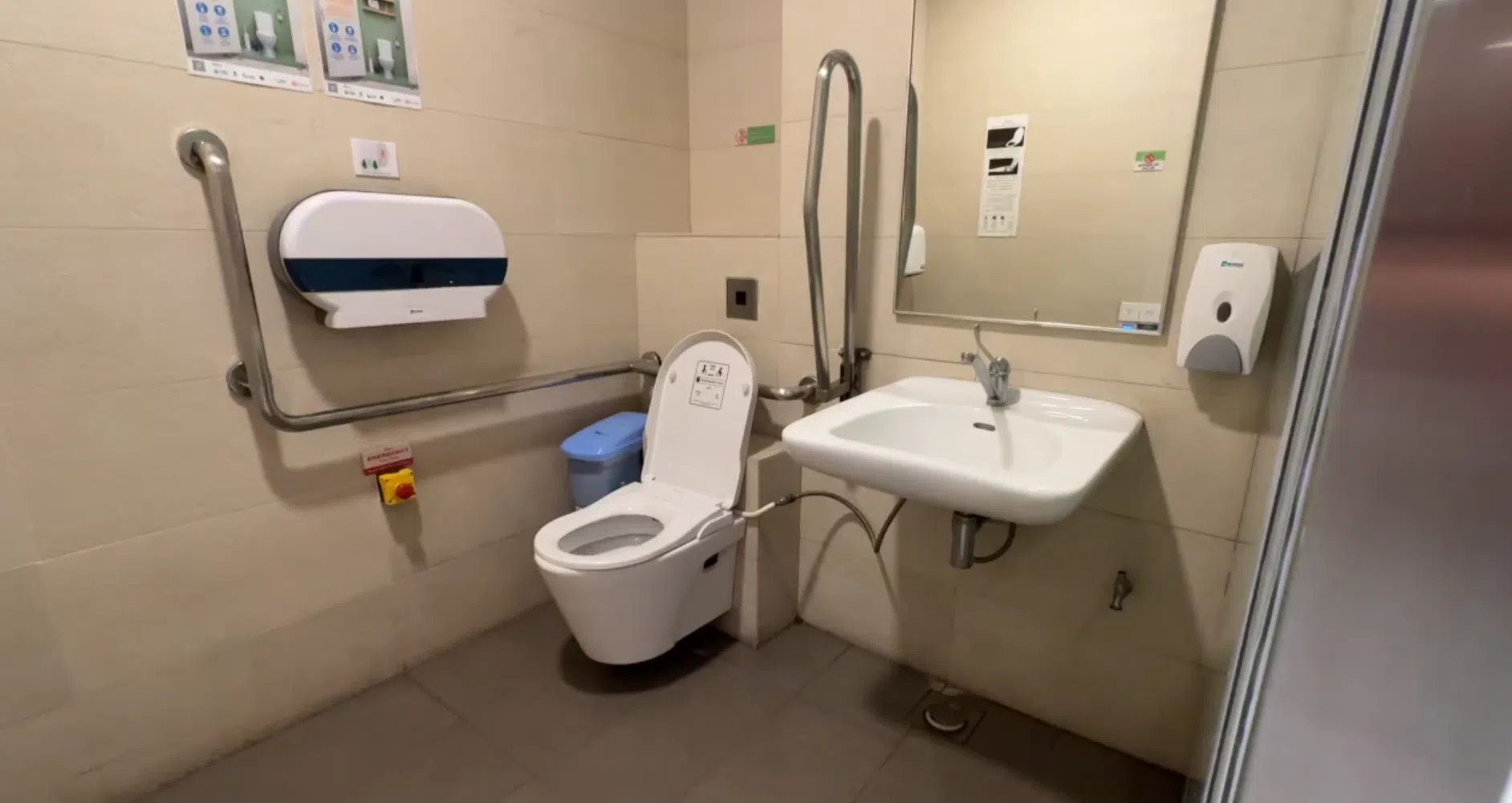 因为无障碍厕所更干净，空间更宽敞，有的公众乐得在这类厕所久待。（叶佩蓉摄）