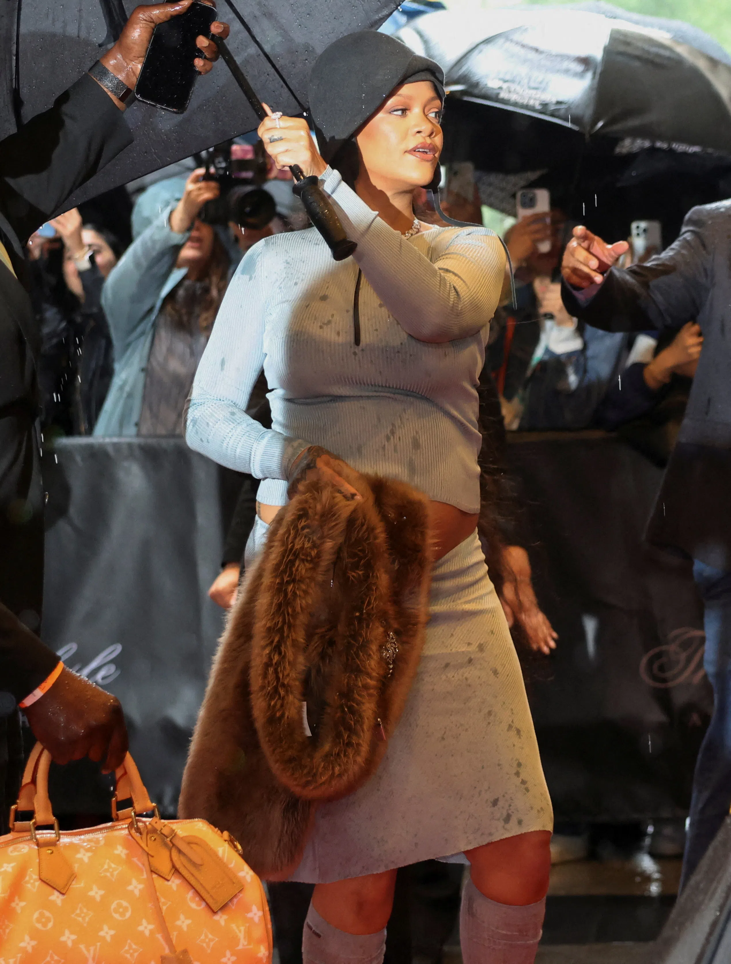 Rihanna在参加红毯前大方展示孕肚。（路透社）