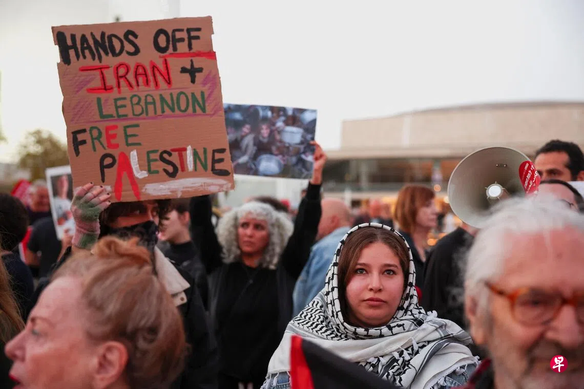 数以千计的以色列民众星期六（4月4日）在特拉维夫市中心广场高举反战标语，要求内坦亚胡政府结束永无休止的战争。 （路透社）