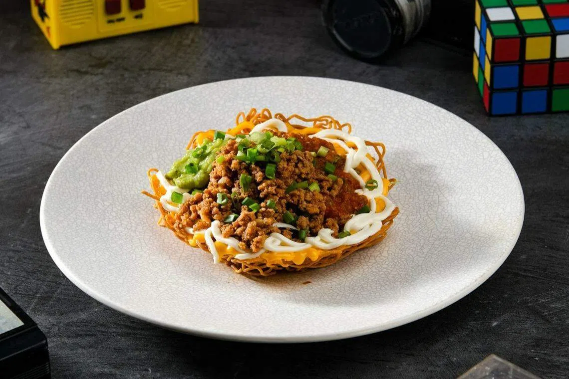 墨西哥玉米饼（taco）夹炸面条，可选鸡肉或牛肉碎。（酒馆提供）