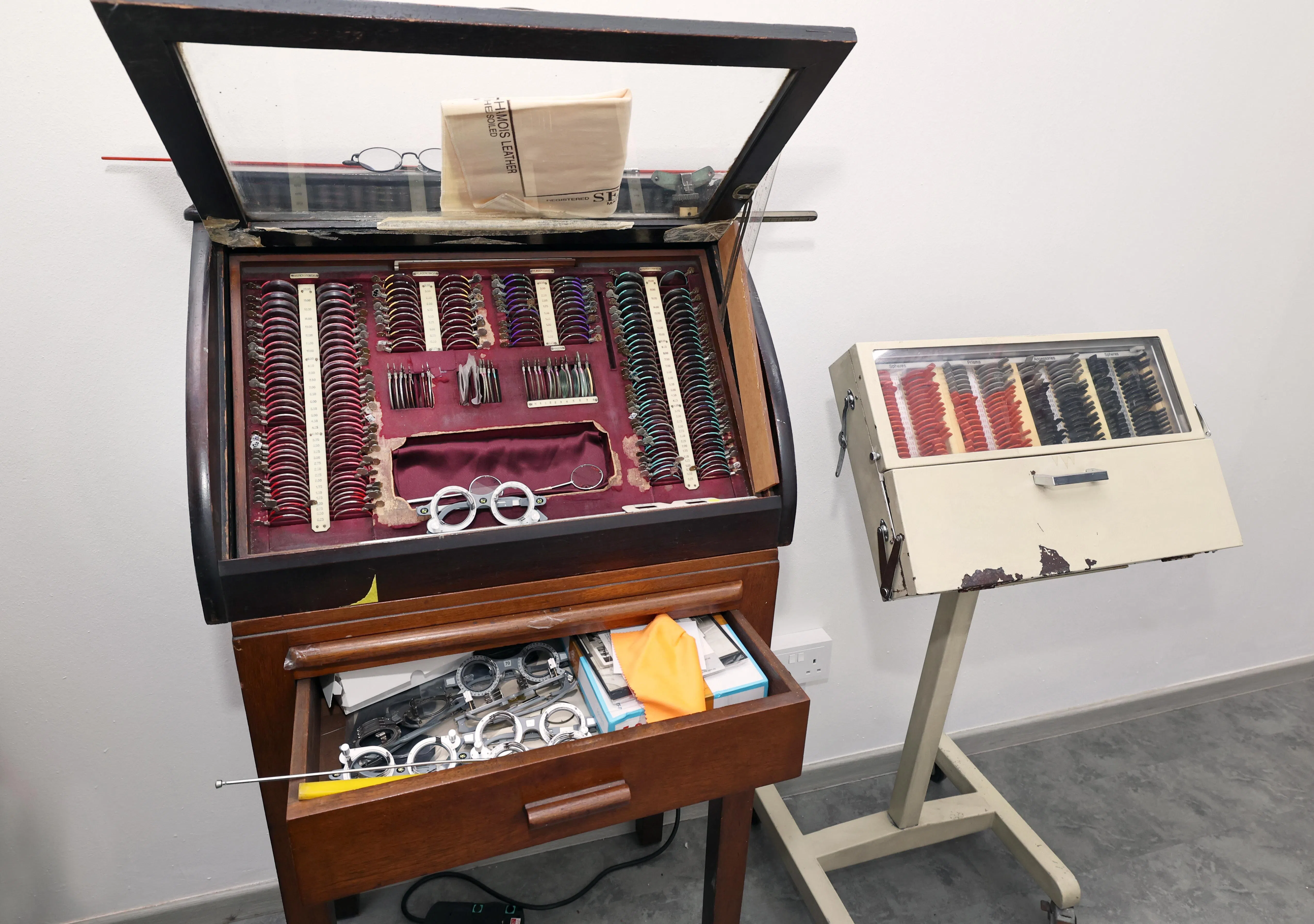林声成眼镜中心内有众多老物件，图为测瞳距和度数的工具。（周国威摄）