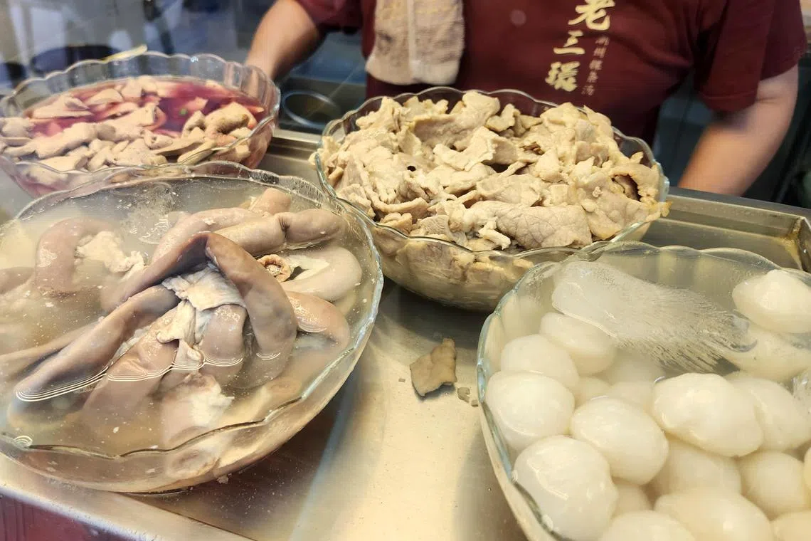新山老三环潮州粿条汤，可选择加粉肠和猪肚等在粿条汤内。（陈爱薇摄）