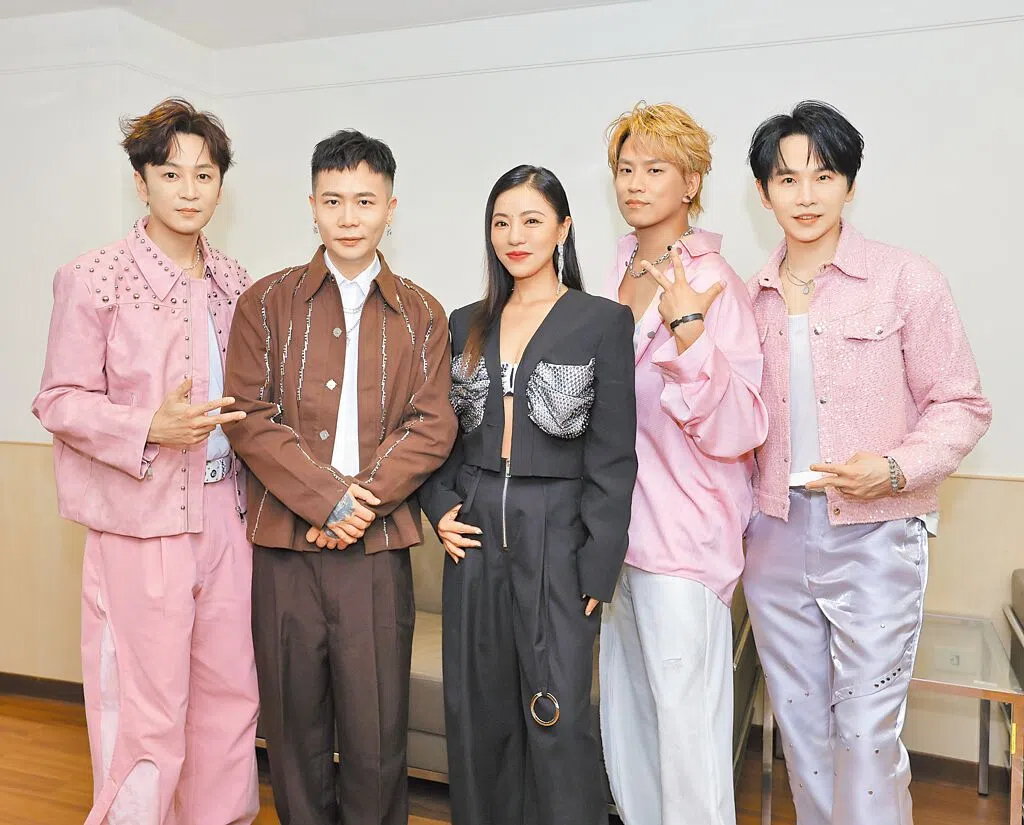 Energy成员书伟（左一）、阿弟（右二）和牛奶（右一），与同门的丁当（中）和萧秉治在hito颁奖典礼开唱。（互联网）