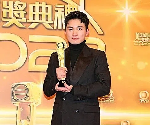 周嘉洛年初在无线“万千星辉颁奖典礼”夺得最受欢电视男角色，是这个奖项有史以来最年轻的得主。（互联网）