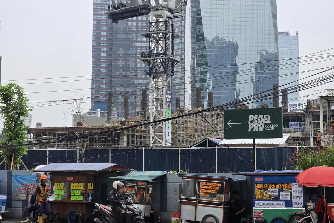 板式网球馆预计一年内就可回本，吸引商家纷纷在雅加达开设球馆。图为今年9月，雅加达南区一处正在施工的板式网球馆工地。（蓝云舟摄）