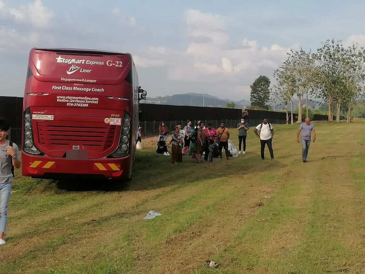 车祸发生后，受影响的乘客和伤者在一旁等待救援。（取自脸书）