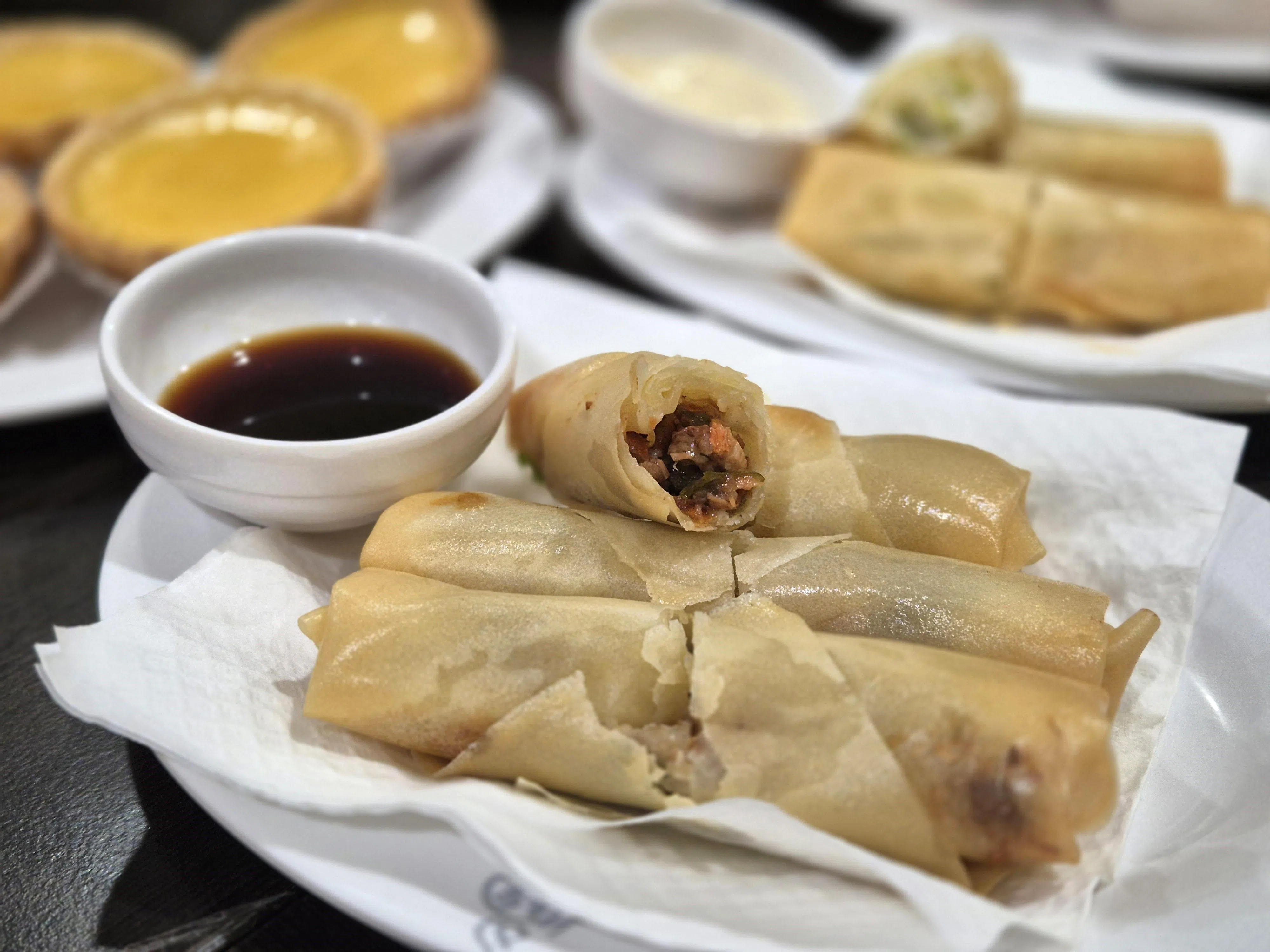 “点心皇”的鸭丝雪菜卷是后期新作。（陈爱薇摄）