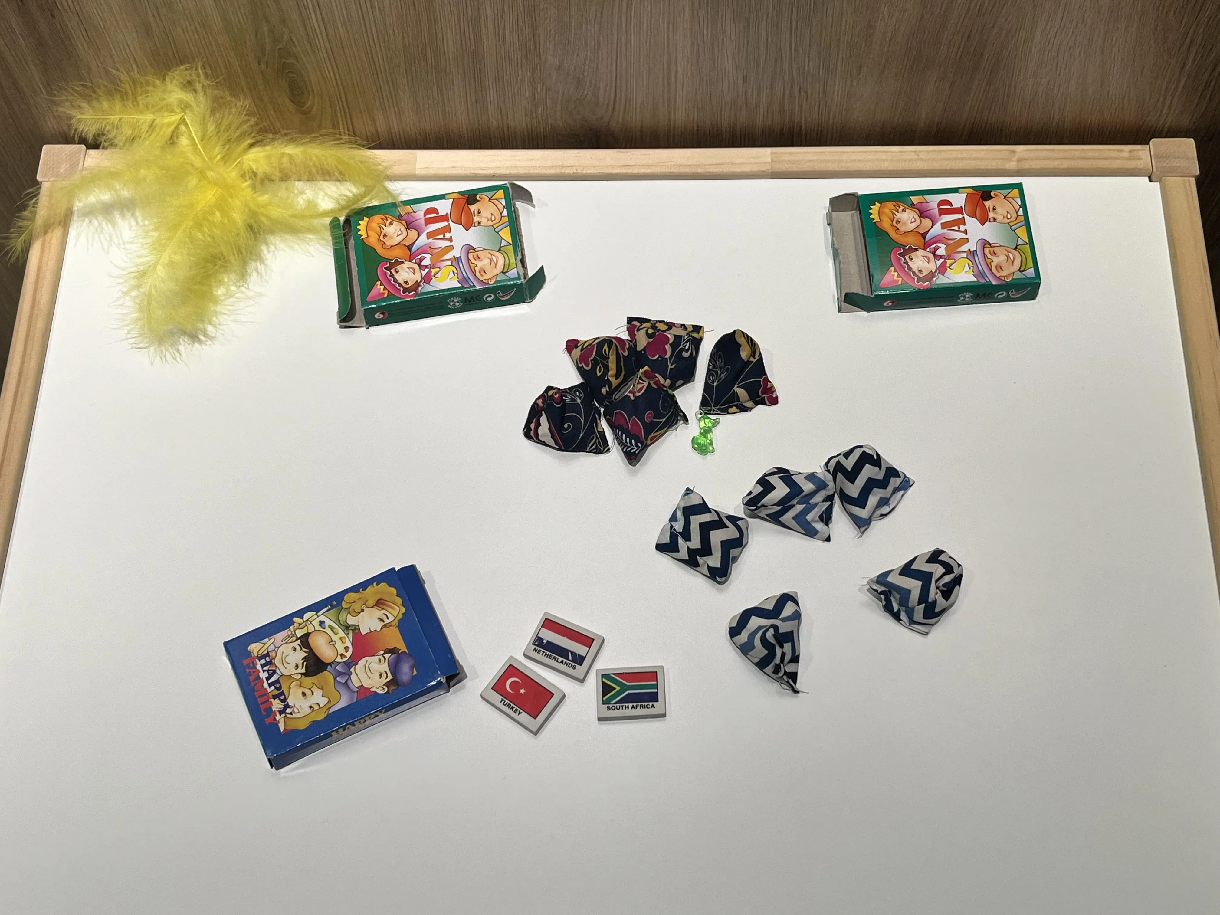 玩乐和上课一样重要，教育部文物中心的SNAP游戏卡、五石子（five stones）、毽子（chapteh）和国旗橡皮擦，提醒我们快乐童年不需要电子屏幕。（陈映蓁摄）