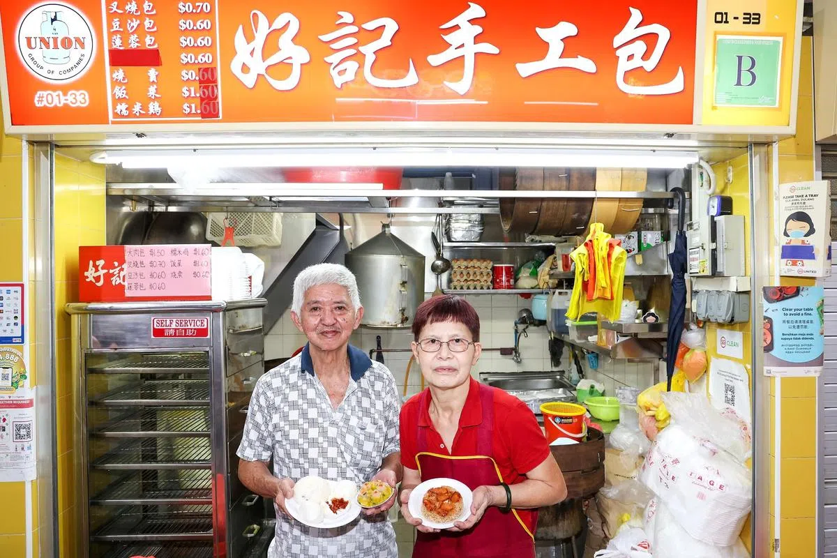 洪金枝（左）和妻子谢银云共同经营好记手工包。（陈斌勤摄）