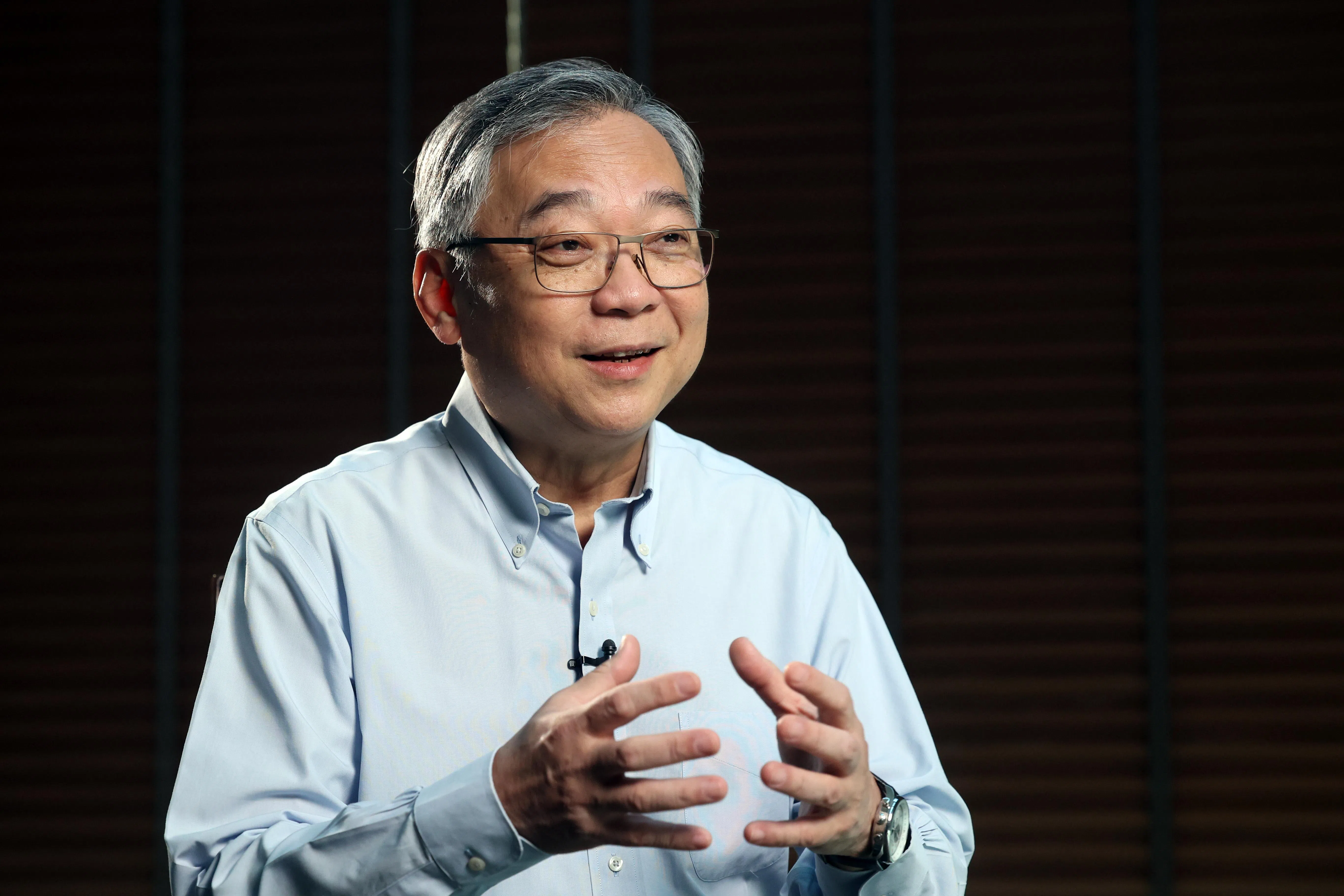 副总理兼贸工部长颜金勇上《请回答2025》节目作客，笑着分享自己最近的经历：“半夜醒来收到短信就再也睡不着，就等着太阳出来有很多事情得马上处理。”（邝启聪摄）