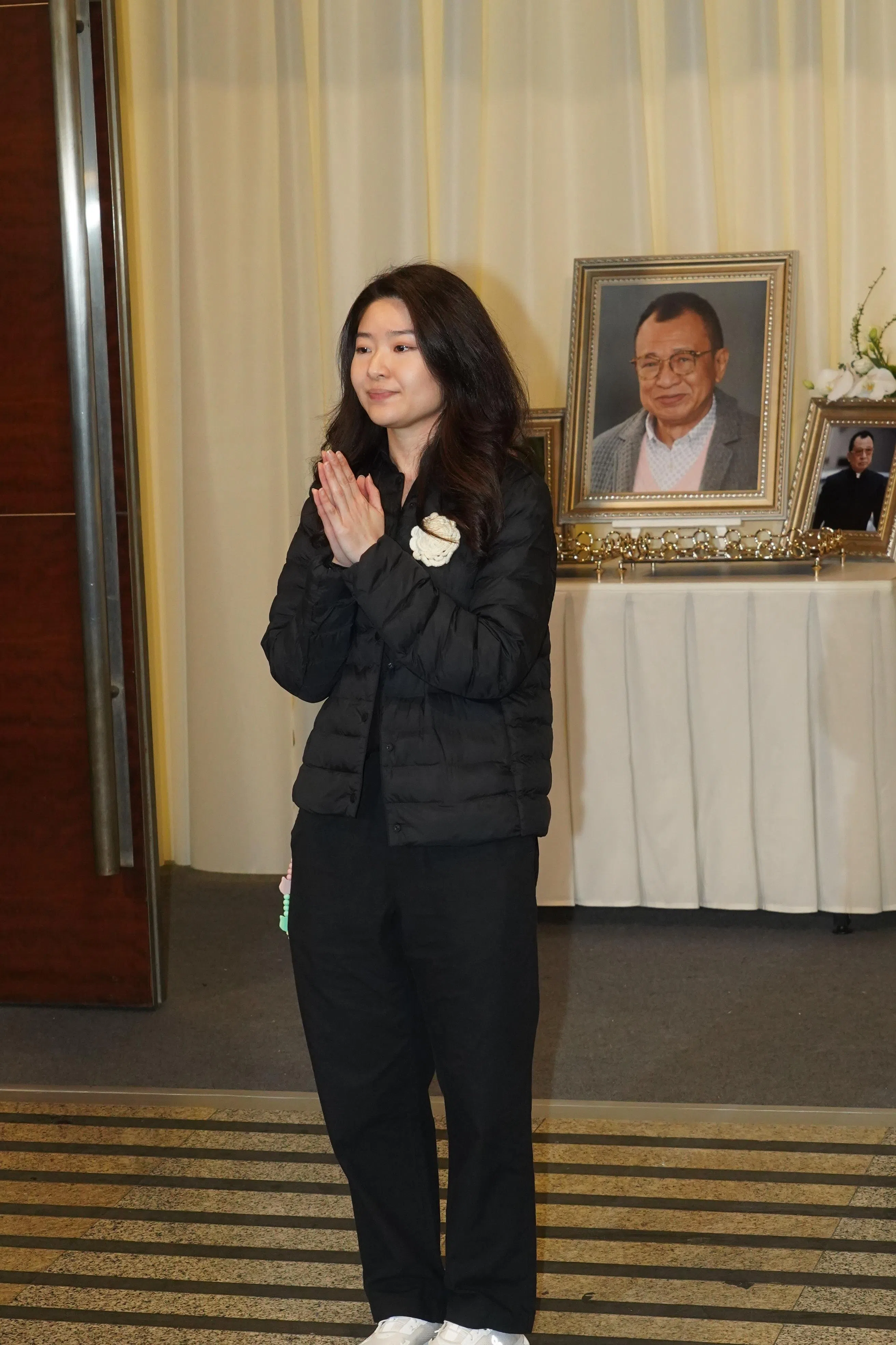 许绍雄的女儿许惠菁在灵堂外接受媒体访问。（香港《东周刊》提供）