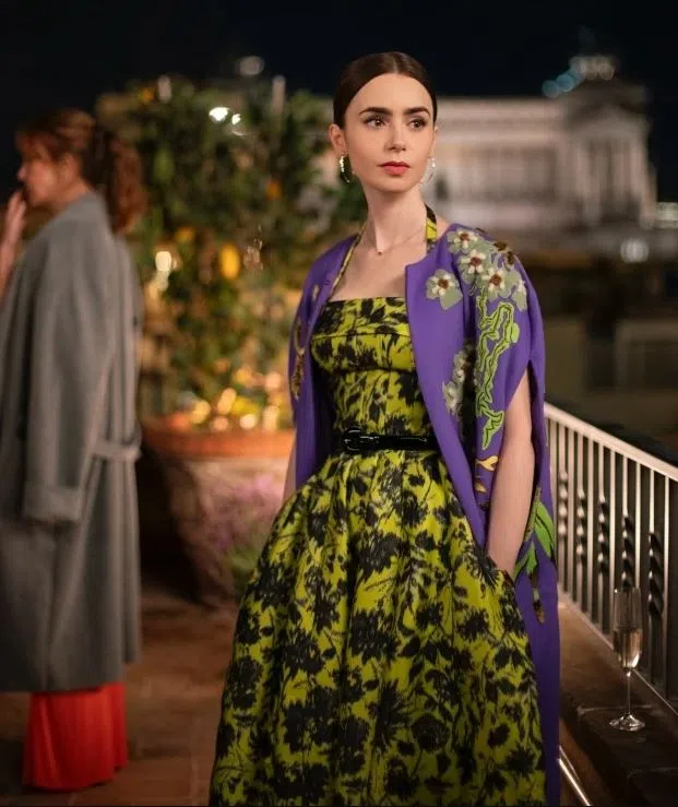 黄色礼服搭配薰衣草紫外搭。（互联网）